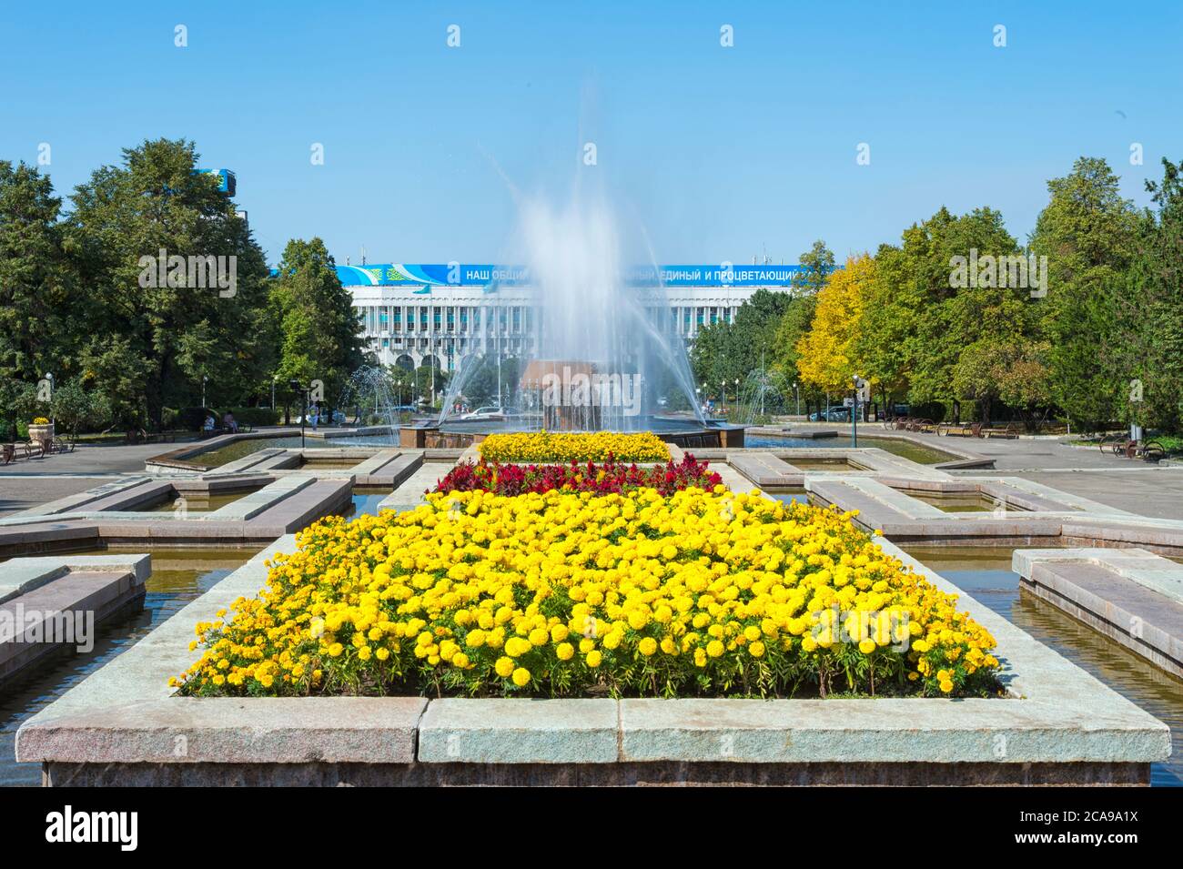 Piazza della Repubblica Park, la spruzzatura di acqua dalla fontana, Almaty in Kazakistan e in Asia centrale Foto Stock