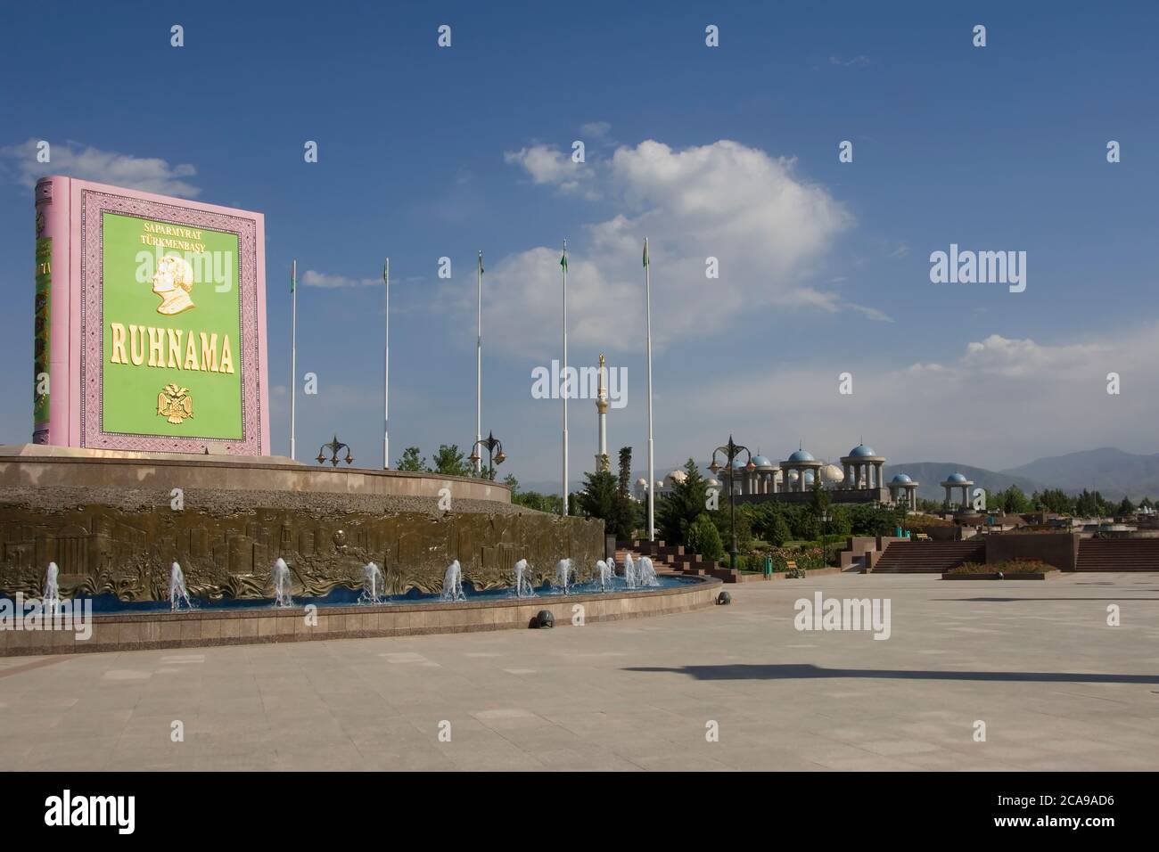 Rappresentazione gigante di Ruhnama, il libro di Turkmenbasy, Aschgabat, Turkmenistan Foto Stock