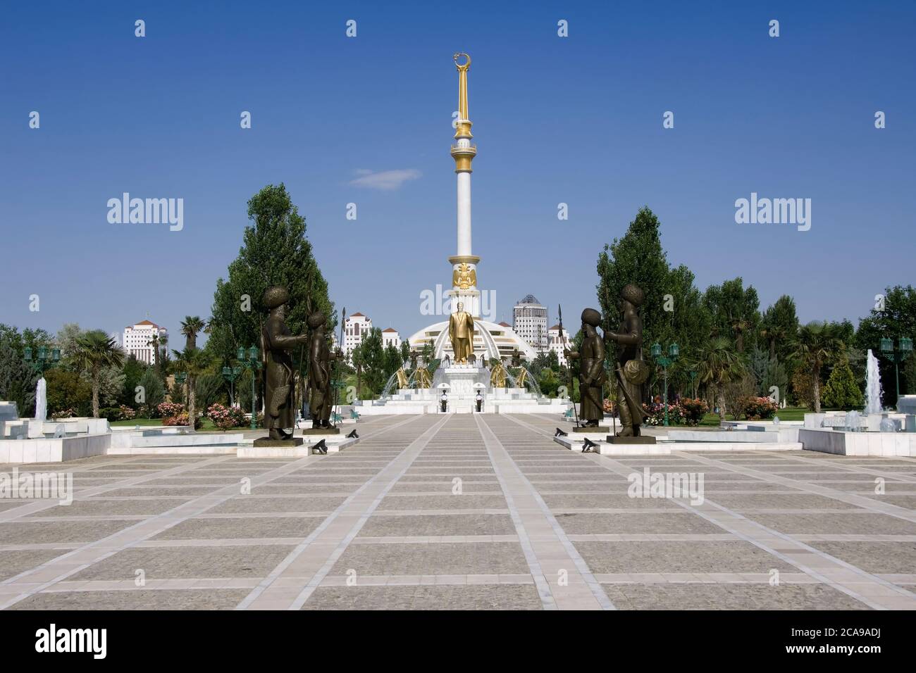 Monumento dell'indipendenza, Ashgabat, Turkmenistan Denkmal der Unabhängigkeit, Unabhaengigkeit, Aschgabat, Turkmenistan Foto Stock