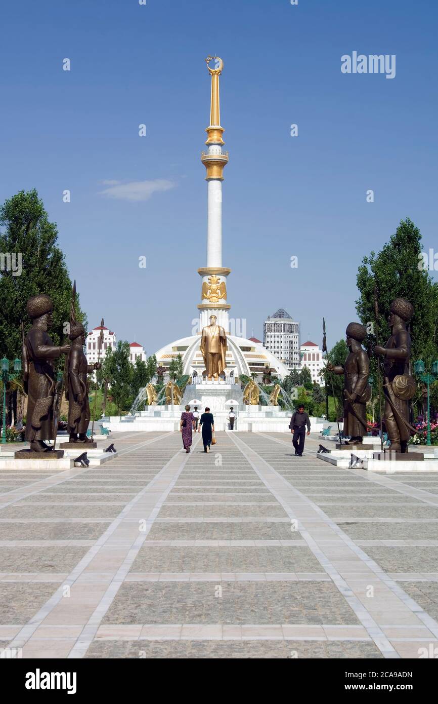 Monumento dell'indipendenza, Ashgabat, Turkmenistan Denkmal der Unabhängigkeitn Unabhaengigkeit, Aschgabat, Turkmenistan Foto Stock