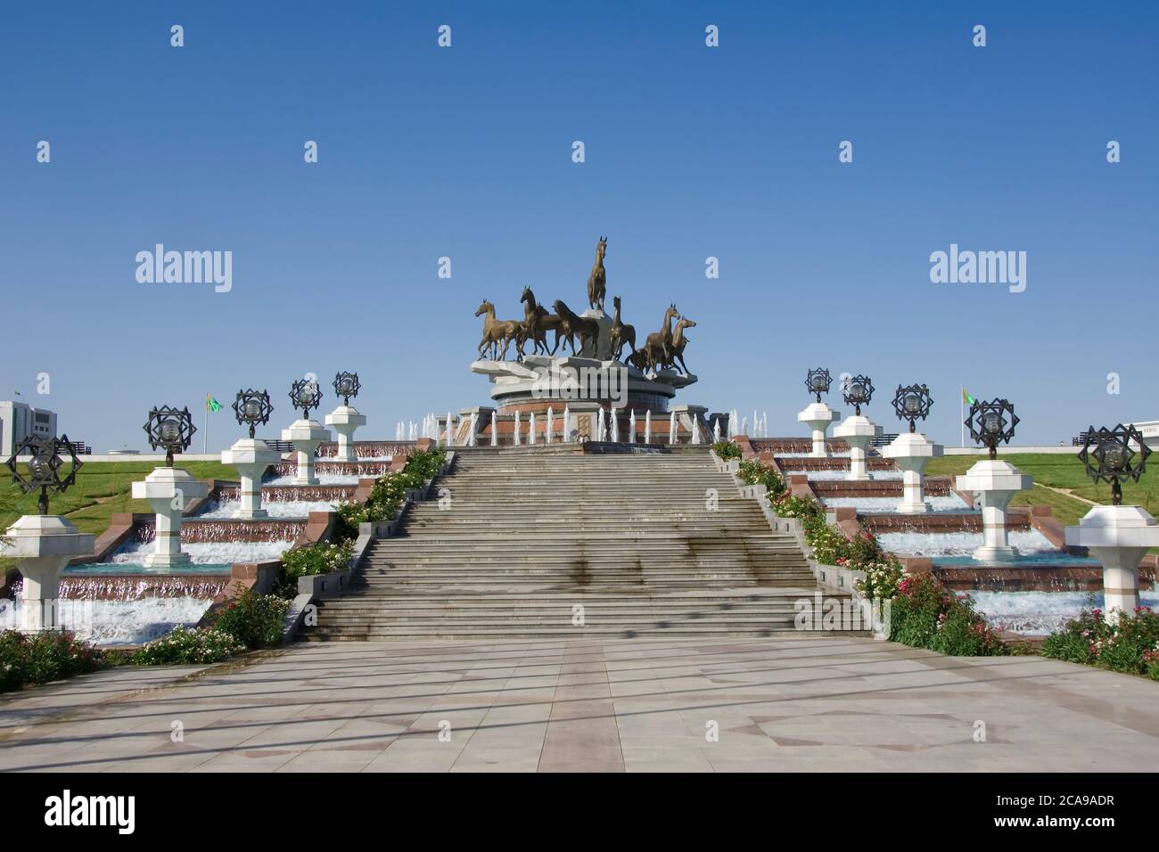 Monumento del 10 ° anniversario di Indipendenza, Akhal-teke cavalli fontana e lampade, Ashgabat, Turkmenistan Monument du 10me anniversaire de l’ind Foto Stock