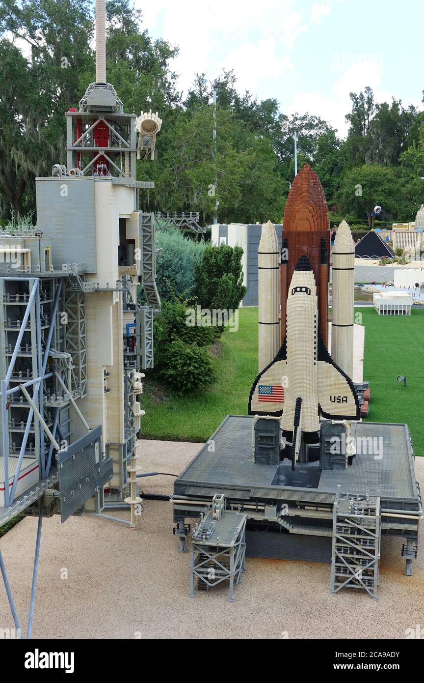 ORLANDO, Florida - 20 GIU 2020- Vista del Kennedy Space Center costruito su mattoni LEGO a Miniland al parco a tema Legoland Florida Resort a Orlando, Foto Stock