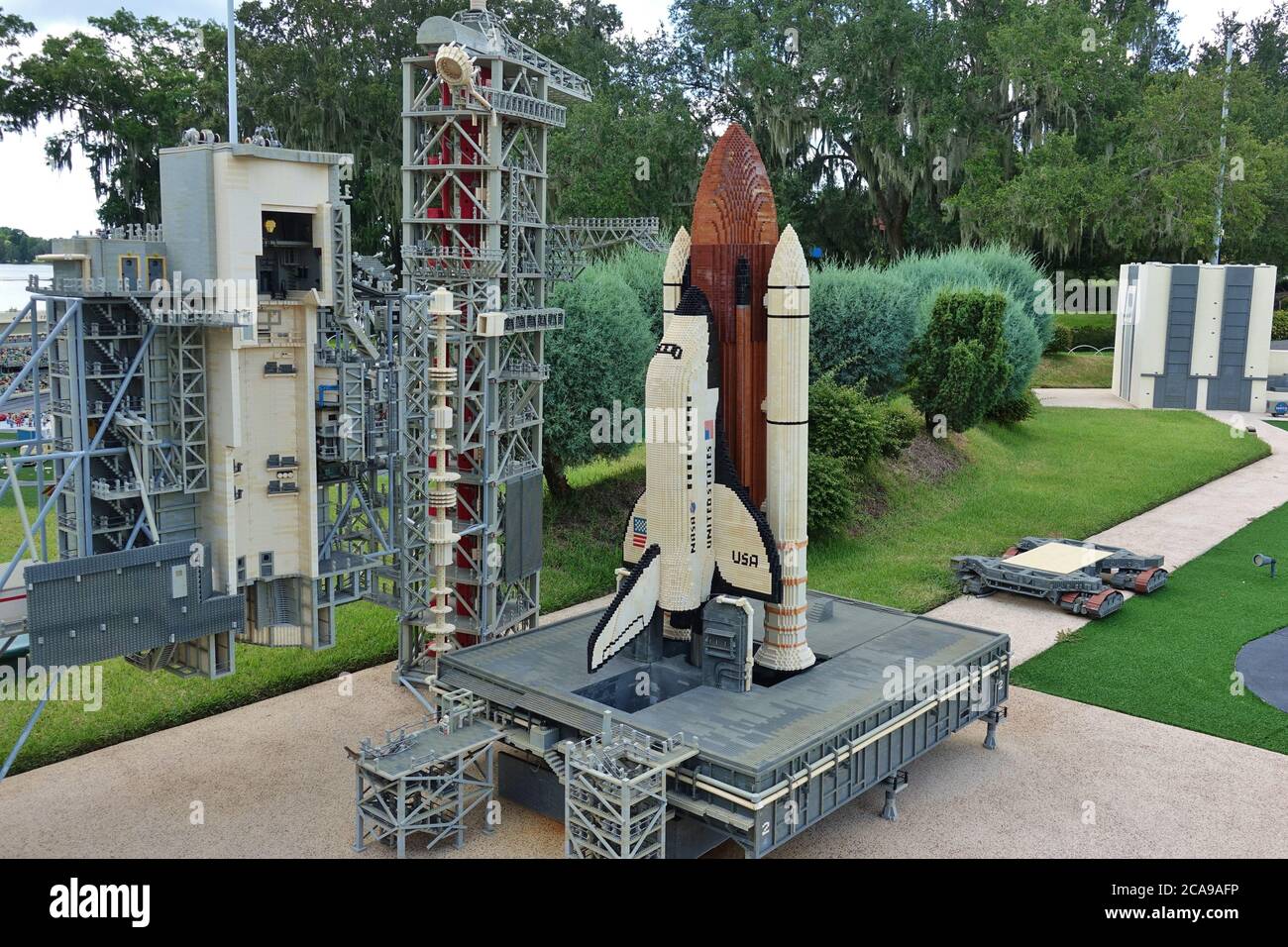 ORLANDO, Florida - 20 GIU 2020- Vista del Kennedy Space Center costruito su mattoni LEGO a Miniland al parco a tema Legoland Florida Resort a Orlando, Foto Stock