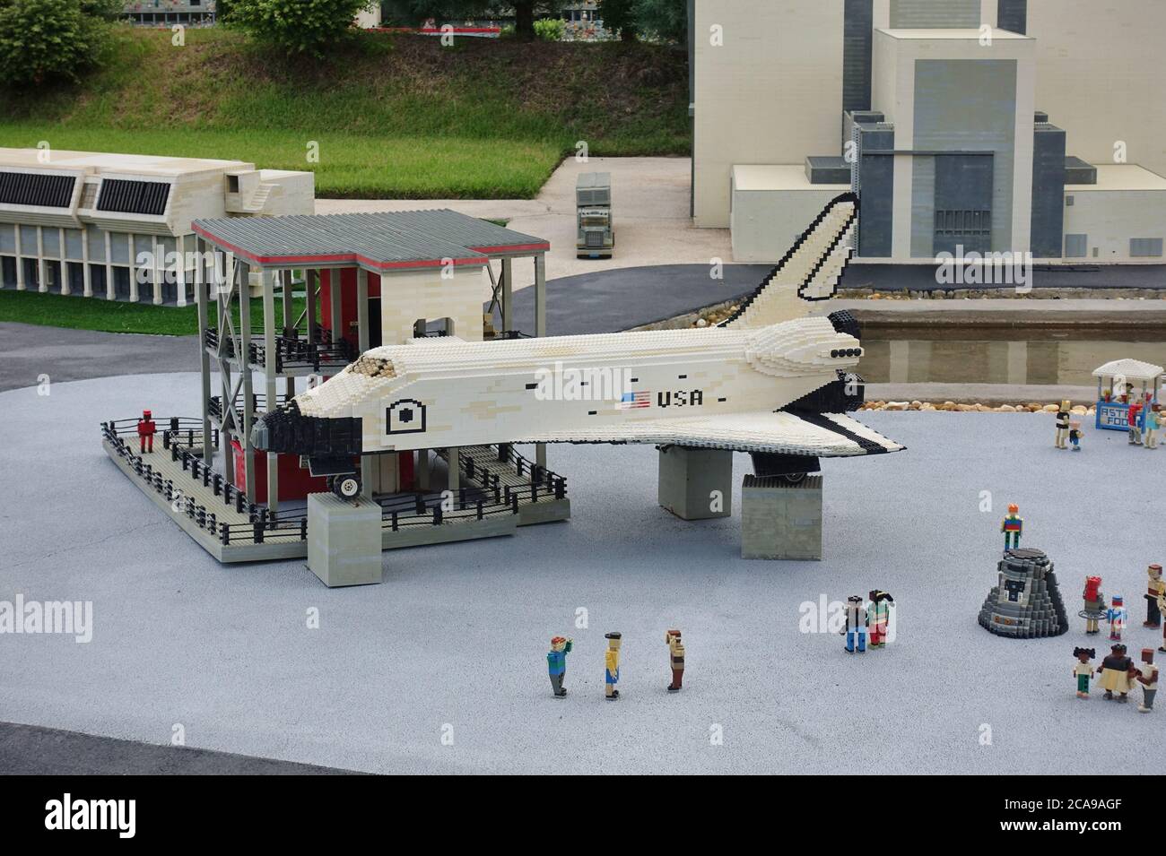 ORLANDO, Florida - 20 GIU 2020- Vista del Kennedy Space Center costruito su mattoni LEGO a Miniland al parco a tema Legoland Florida Resort a Orlando, Foto Stock