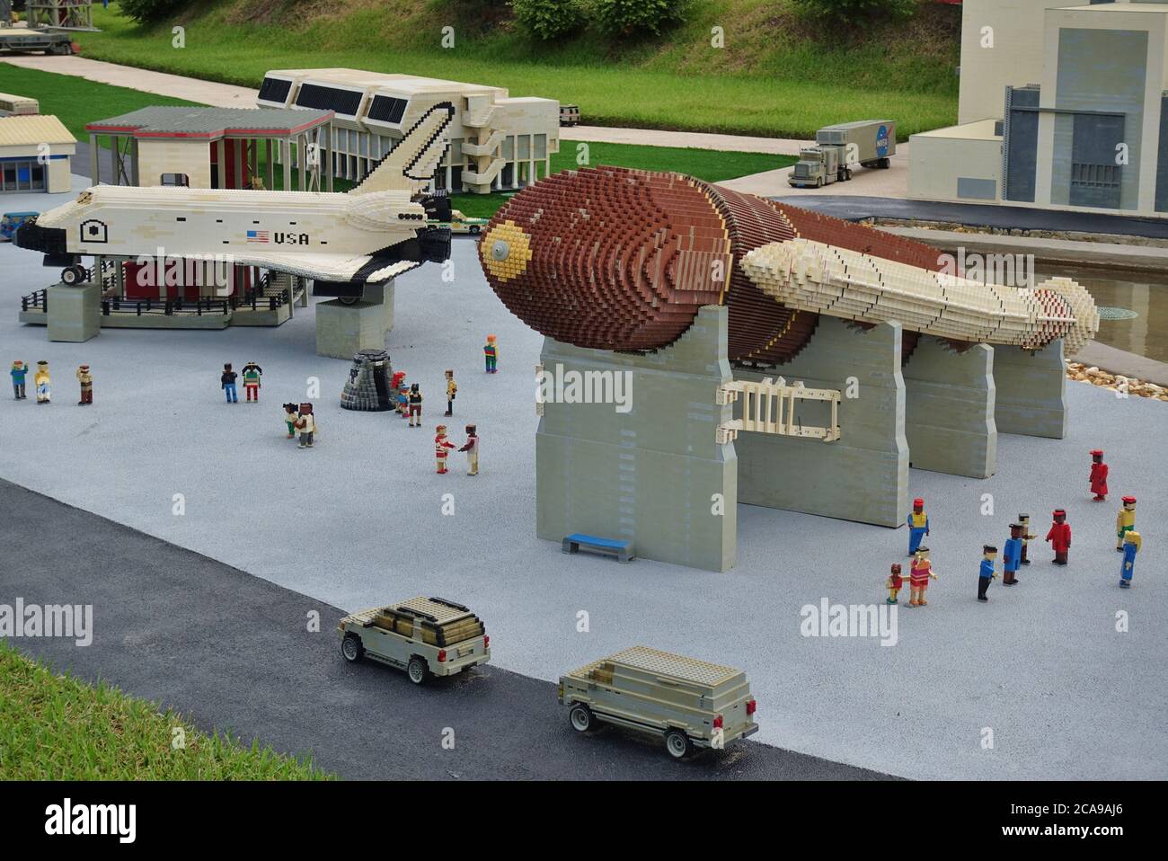 ORLANDO, Florida - 20 GIU 2020- Vista del Kennedy Space Center costruito su mattoni LEGO a Miniland al parco a tema Legoland Florida Resort a Orlando, Foto Stock