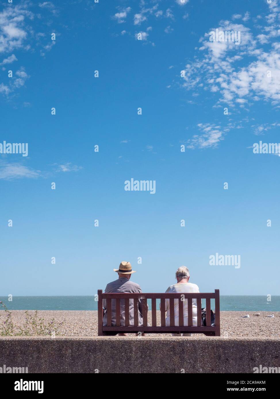 Aldeburgh, Suffolk, Regno Unito. 5 agosto 2020. La gente apprezza la spiaggia di ciottoli sul Mare del Nord in una calda giornata estiva con una brezza rigida come l'incantesimo caldo corrente continua nell'Est dell'Inghilterra. Credit: Julian Eales/Alamy Live News Foto Stock