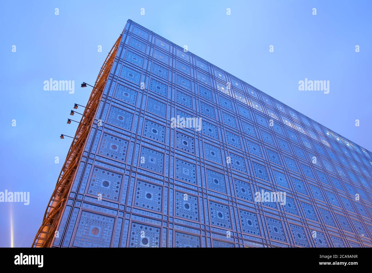 Parigi, Francia - la facciata sensibile alla luce dell'Institut du Monde Arabe (Istituto del mondo Arabo). Foto Stock