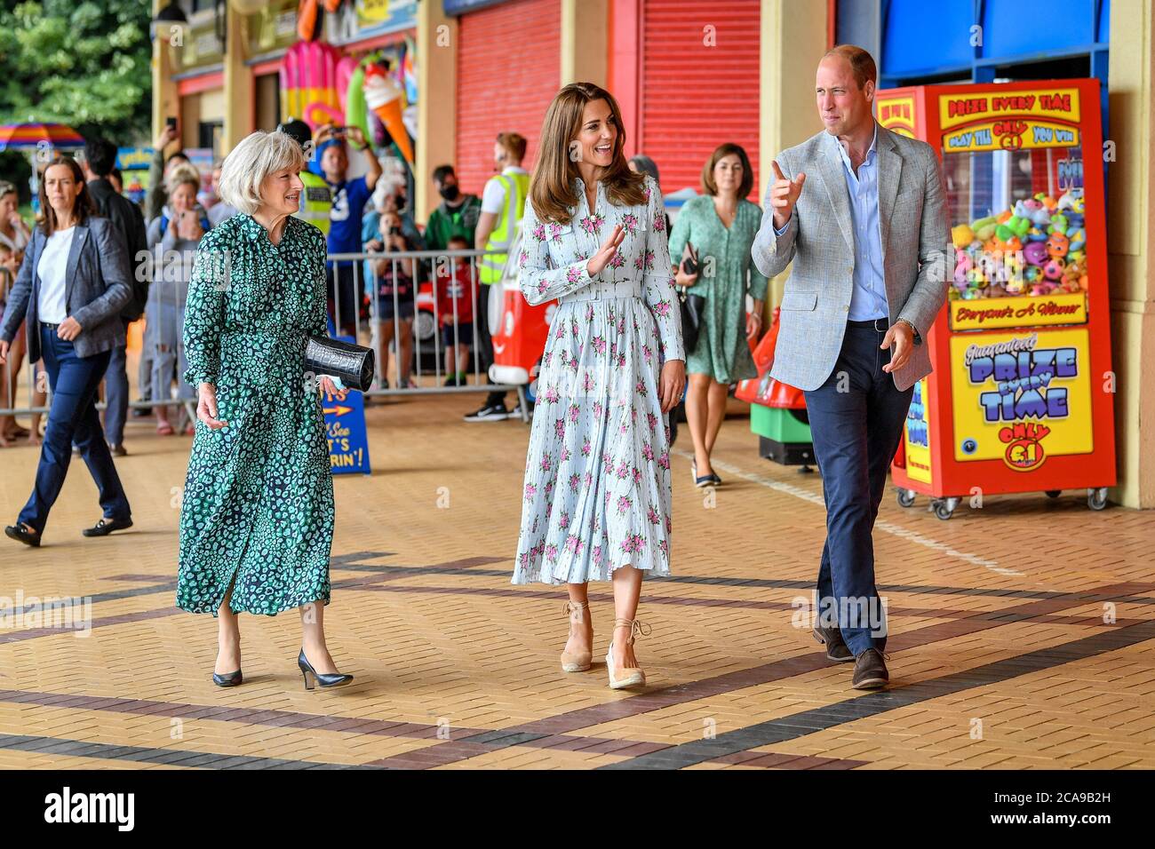 Il Duca e la Duchessa di Cambridge lasciano l'Island Leisure Amusement Arcade, dove Gavin e Stacey sono stati girati e camminano lungo la passeggiata, durante la loro visita a Barry Island, nel Galles del Sud, per parlare con i proprietari locali d'affari circa l'impatto del COVID-19 sul settore turistico. Foto Stock