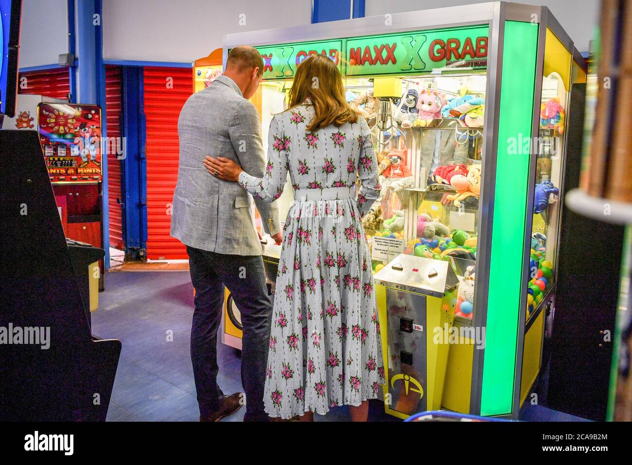 Il duca e la duchessa di Cambridge giocano una partita a caccia di un teddy alla Island Leisure Amusement Arcade, dove Gavin e Stacey sono stati girati, durante la loro visita a Barry Island, nel Galles del Sud, per parlare con i proprietari di aziende locali dell'impatto del COVID-19 sul settore turistico. Foto Stock