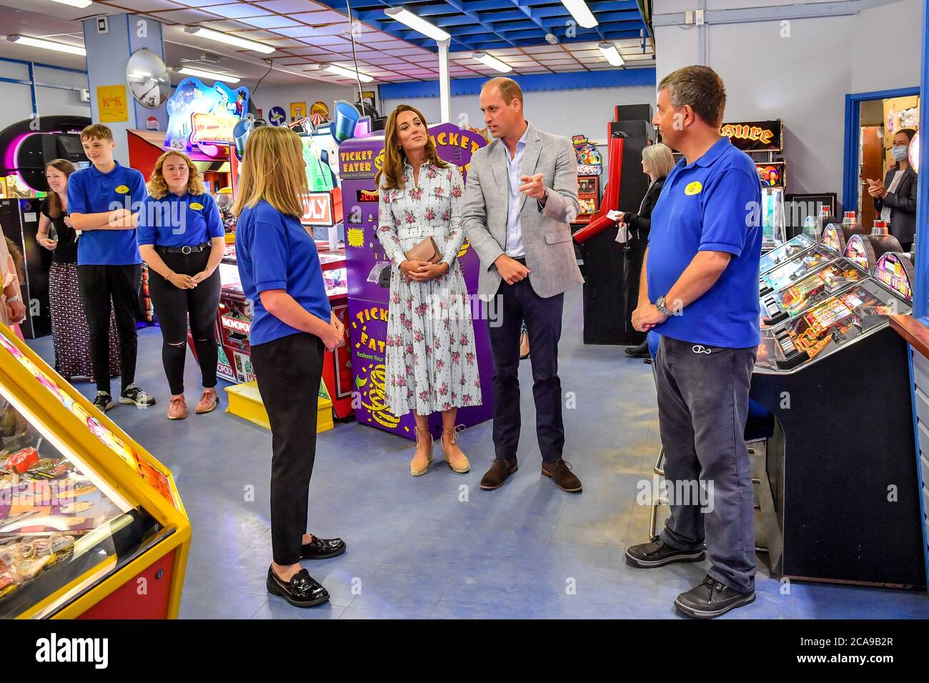 Il Duca e la Duchessa di Cambridge chiacchierano con il personale dell'Island Leisure Amusement Arcade, dove Gavin e Stacey sono girati, durante la loro visita a Barry Island, nel Galles del Sud, per parlare con i proprietari locali dell'azienda sull'impatto del COVID-19 sul settore turistico. Foto Stock