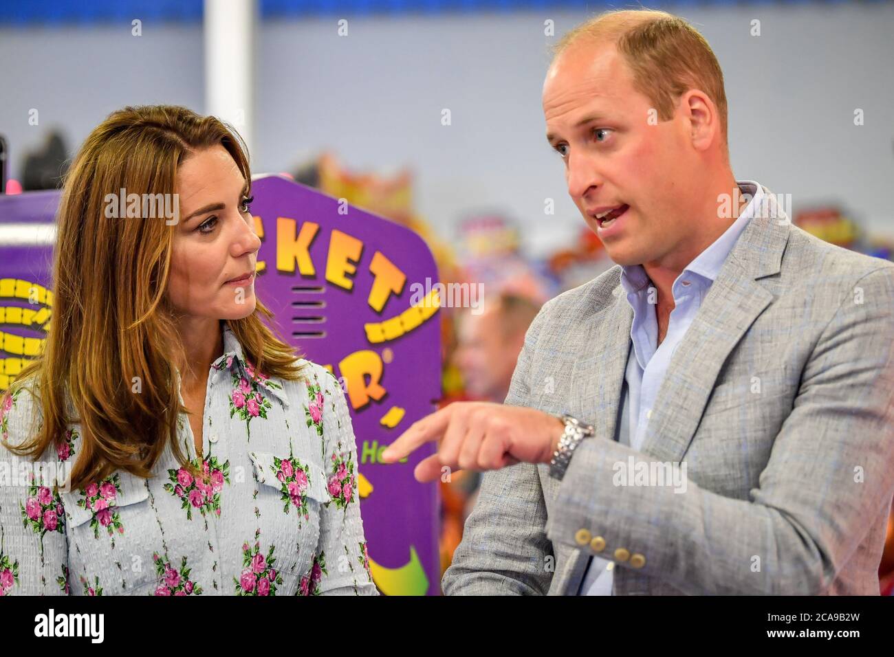 Il Duca e la Duchessa di Cambridge presso l'Island Leisure Amusement Arcade, dove Gavin e Stacey sono girati, durante la loro visita a Barry Island, nel Galles del Sud, per parlare con i proprietari locali d'affari circa l'impatto del COVID-19 sul settore turistico. Foto Stock