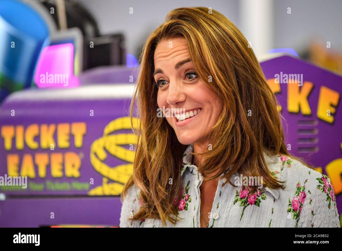 La Duchessa di Cambridge all'Island Leisure Amusement Arcade, dove sono girati Gavin e Stacey, durante la visita del Duca e della Duchessa di Cambridge a Barry Island, nel Galles del Sud, per parlare con gli imprenditori locali dell'impatto del COVID-19 sul settore turistico. Foto Stock