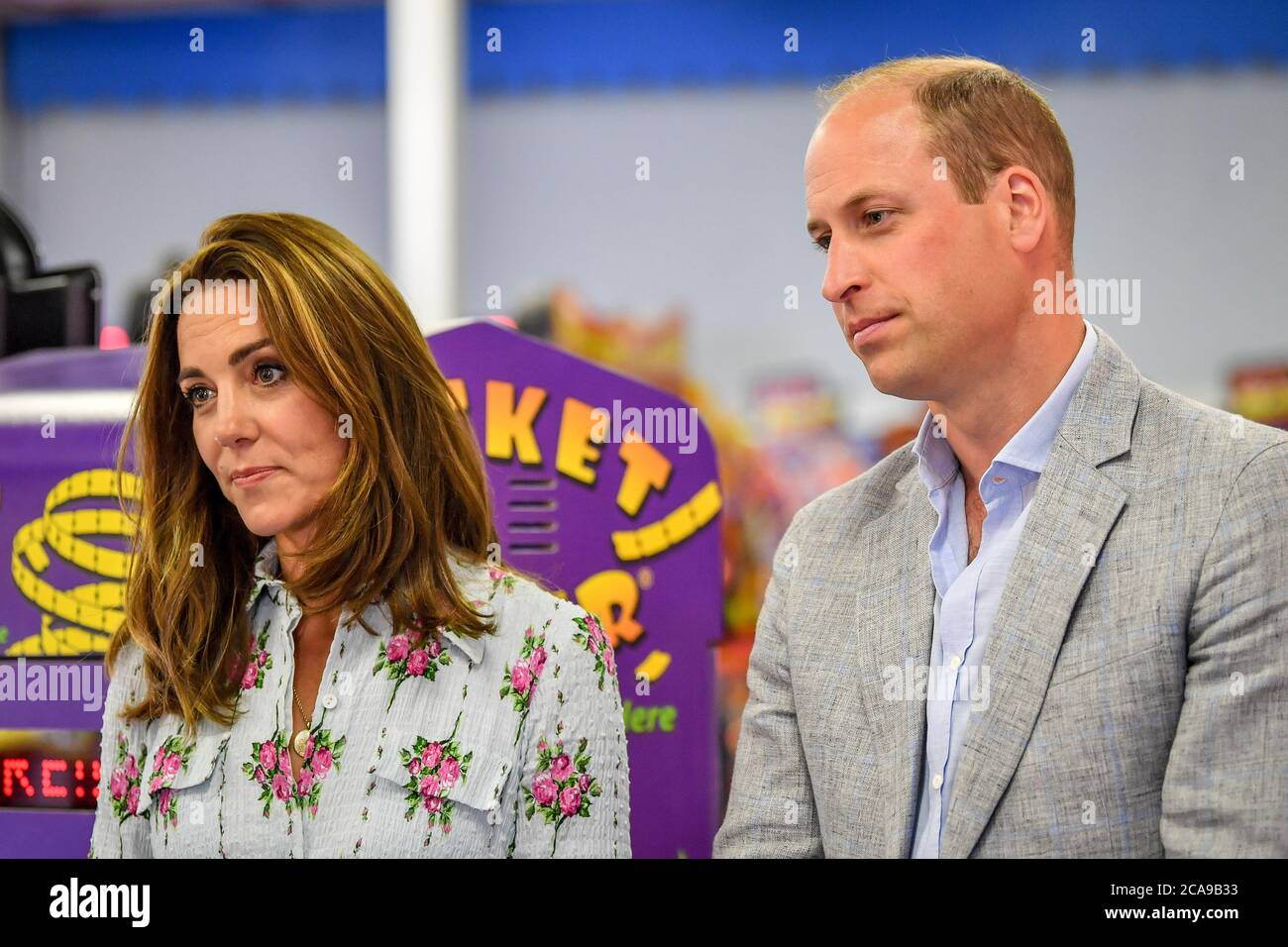 Il Duca e la Duchessa di Cambridge presso l'Island Leisure Amusement Arcade, dove Gavin e Stacey sono girati, durante la loro visita a Barry Island, nel Galles del Sud, per parlare con i proprietari locali d'affari circa l'impatto del COVID-19 sul settore turistico. Foto Stock