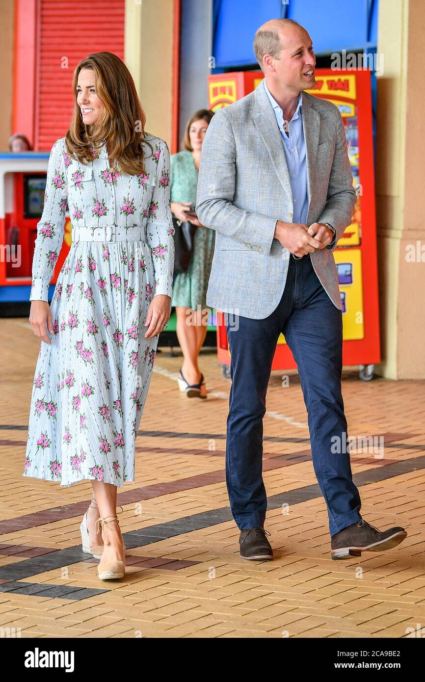 Il Duca e la Duchessa di Cambridge lasciano l'Island Leisure Amusement Arcade, dove Gavin e Stacey sono stati girati e camminano lungo la passeggiata, durante la loro visita a Barry Island, nel Galles del Sud, per parlare con i proprietari locali d'affari circa l'impatto del COVID-19 sul settore turistico. Foto Stock
