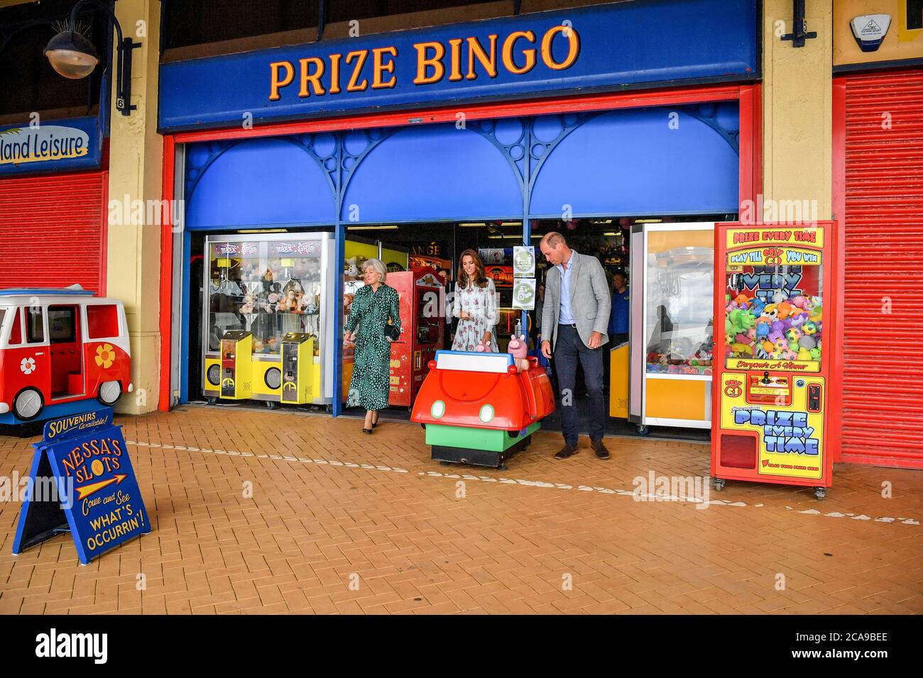 Il Duca e la Duchessa di Cambridge lasciano l'Island Leisure Amusement Arcade, dove Gavin e Stacey sono stati girati, durante la loro visita a Barry Island, nel Galles del Sud, per parlare con i proprietari di affari locali dell'impatto del COVID-19 sul settore turistico. Foto Stock