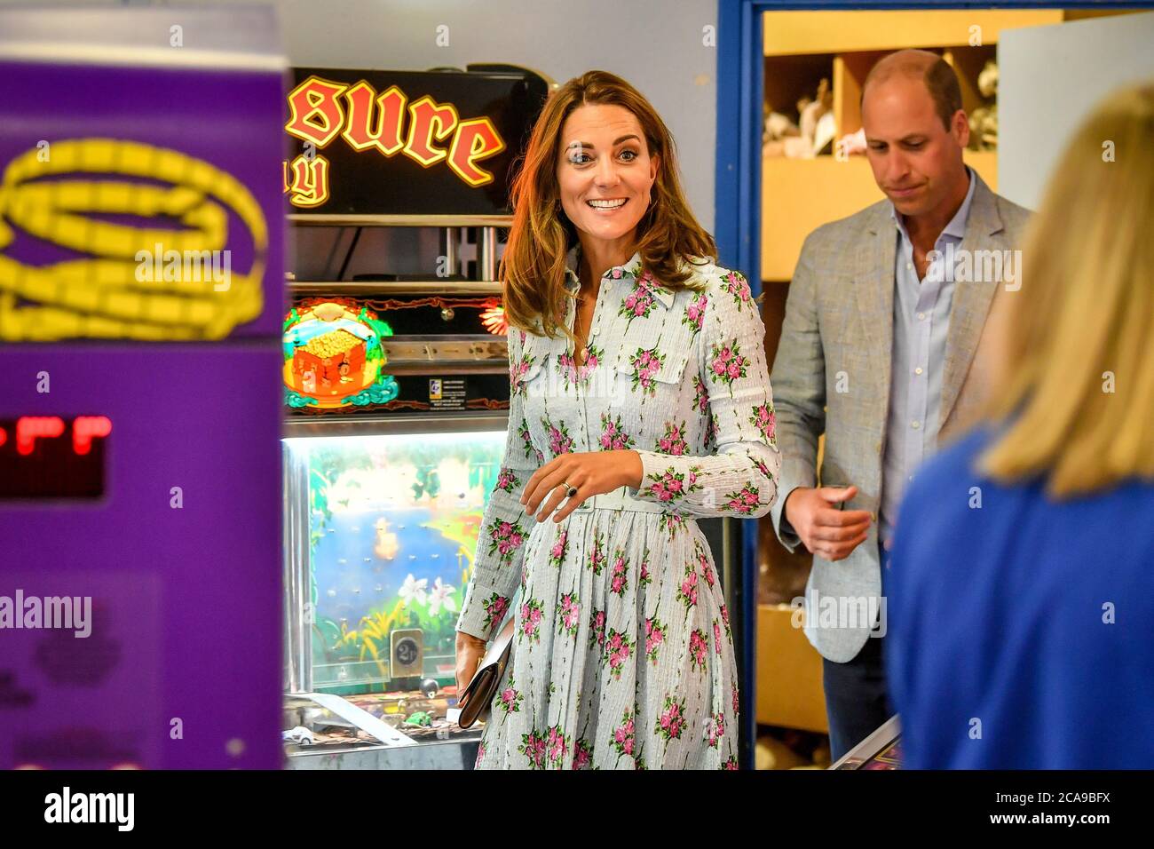 Il Duca e la Duchessa di Cambridge arrivano alla Island Leisure Amusement Arcade, dove Gavin e Stacey vengono girati, durante la loro visita a Barry Island, nel Galles del Sud, per parlare con i proprietari di affari locali dell'impatto del COVID-19 sul settore turistico. Foto Stock