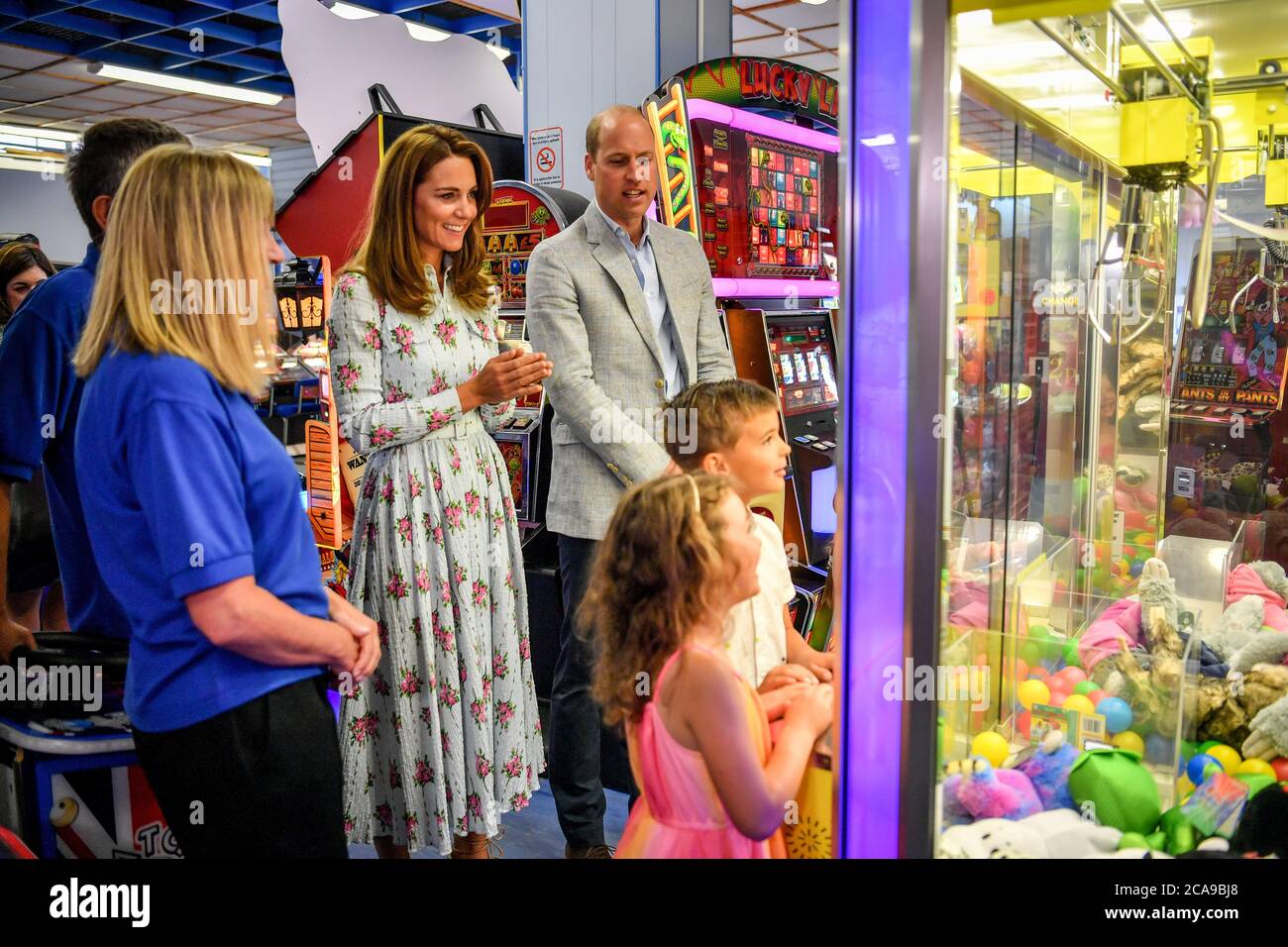 Il duca e la duchessa di Cambridge guardano i bambini a giocare una partita a caccia di teddy all'Island Leisure Amusement Arcade, dove Gavin e Stacey sono girati, durante la loro visita a Barry Island, nel Galles del Sud, per parlare con i proprietari locali d'affari circa l'impatto del COVID-19 sul settore turistico. Foto Stock