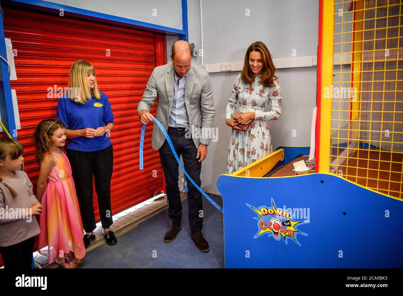 Il duca e la duchessa di Cambridge raccolgono i loro biglietti vincenti dopo aver gettato le palle per abbattere le figure di una partita arcade all'Island Leisure Amusement Arcade, dove Gavin e Stacey sono stati girati, durante la loro visita a Barry Island, nel Galles del Sud, Parlare con gli imprenditori locali dell'impatto del COVID-19 sul settore turistico. Foto Stock