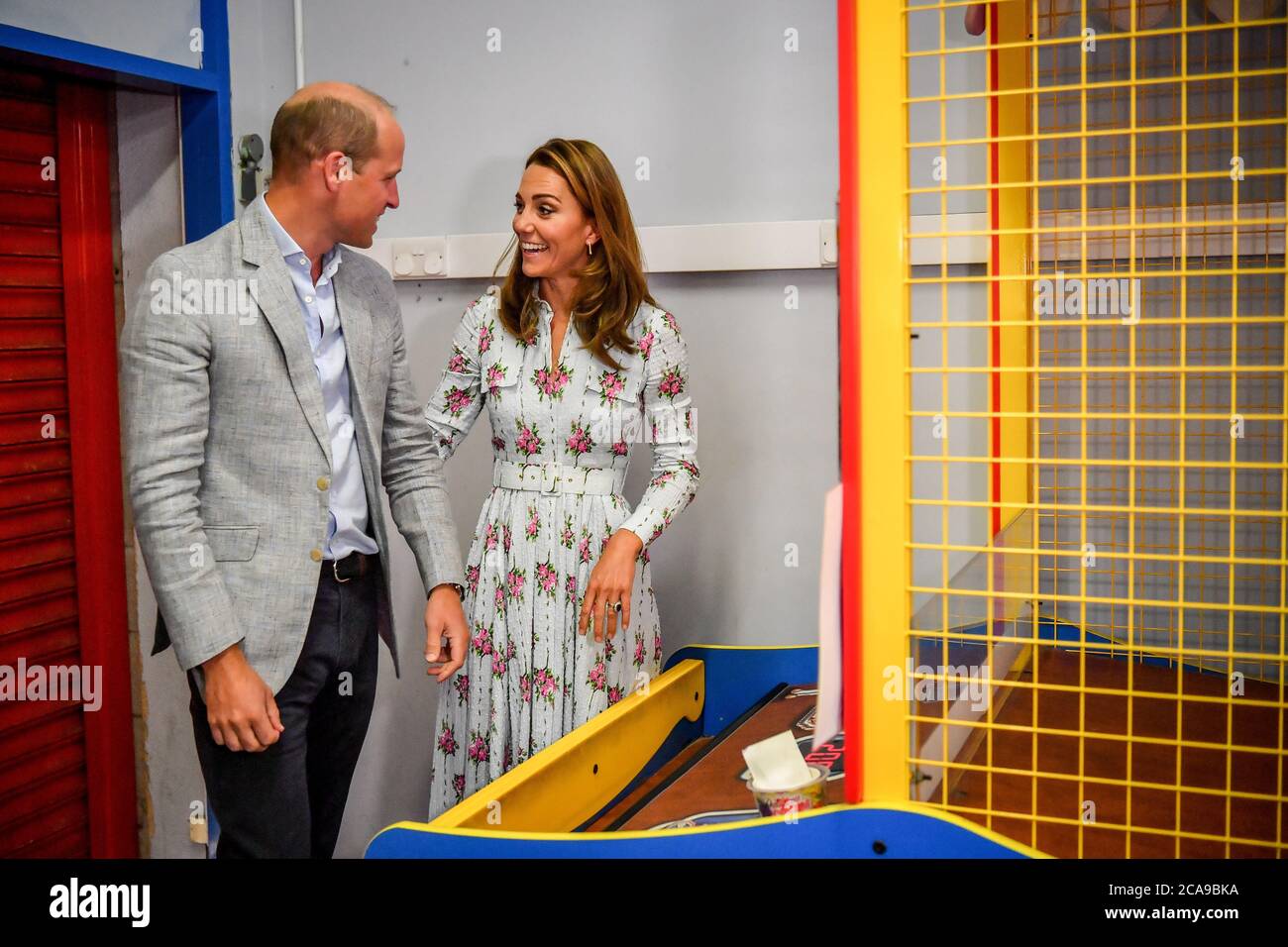 Il duca e la duchessa di Cambridge ridono dopo aver lanciato delle palle per abbattere le figure di un gioco arcade all'Island Leisure Amusement Arcade, dove Gavin e Stacey sono stati girati, durante la loro visita a Barry Island, nel Galles del Sud, Parlare con gli imprenditori locali dell'impatto del COVID-19 sul settore turistico. Foto Stock