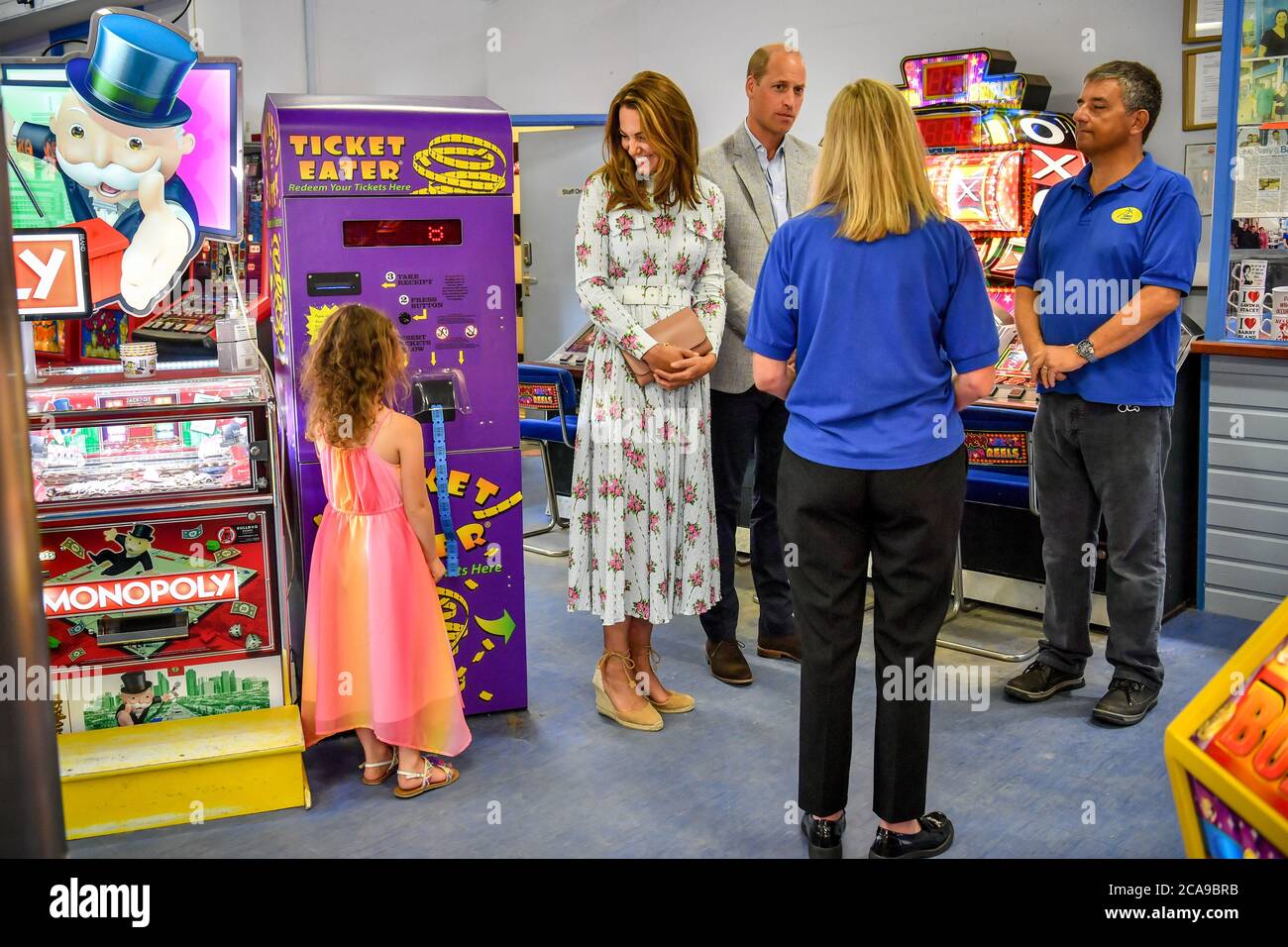 Il Duca e la Duchessa di Cambridge alla Island Leisure Amusement Arcade, dove Gavin e Stacey sono stati girati, mentre la Duchessa parla con Erin Phillips, 5 anni, durante la loro visita a Barry Island, nel Galles del Sud, per parlare ai proprietari locali d'affari dell'impatto del COVID-19 sul settore turistico. Foto Stock