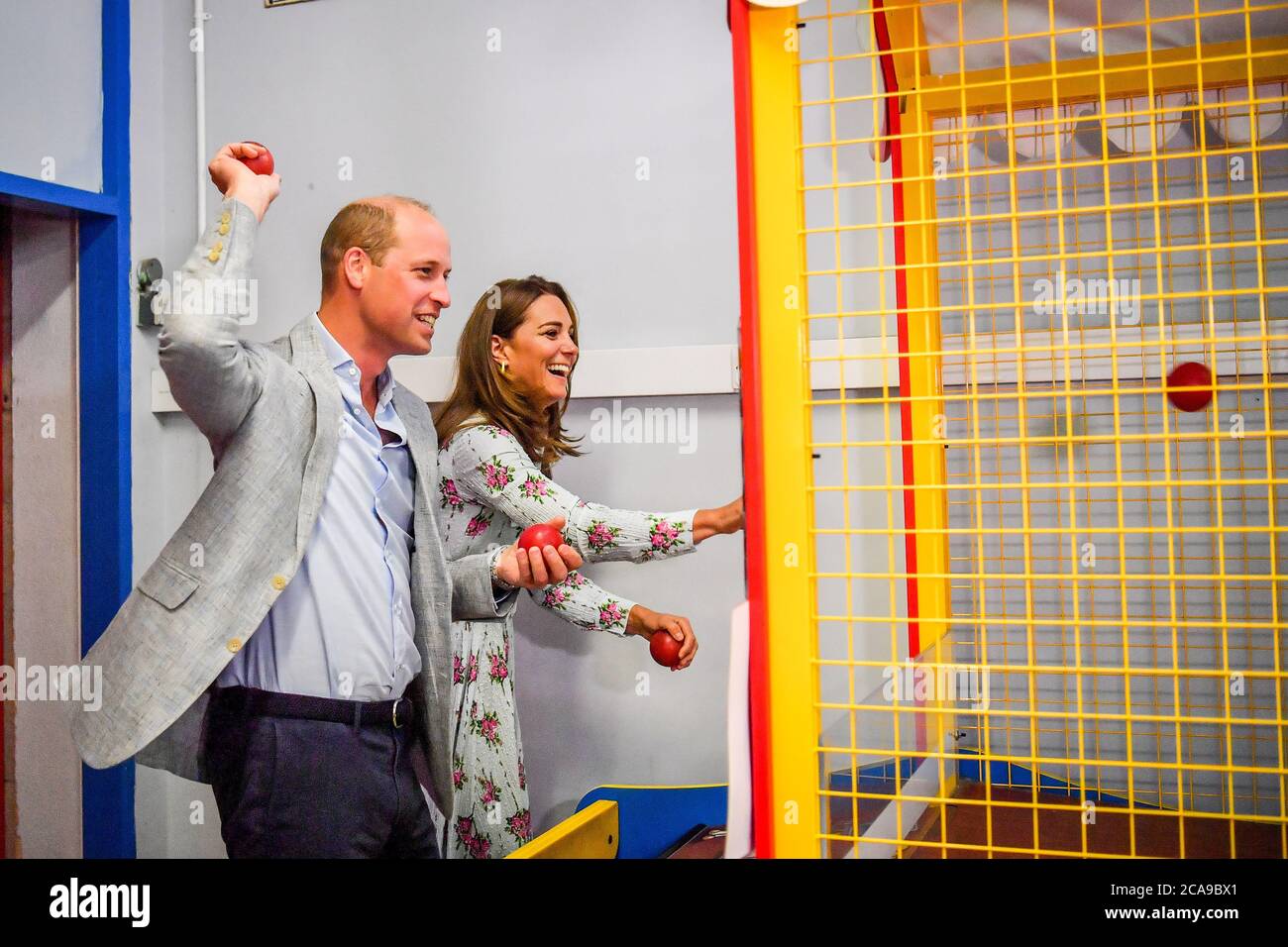 Il duca e la duchessa di Cambridge lanciano palline per abbattere le figure di un gioco arcade all'Island Leisure Amusement Arcade, dove Gavin e Stacey sono girati, durante la loro visita a Barry Island, nel Galles del Sud, per parlare con i proprietari di aziende locali dell'impatto del COVID-19 sul settore turistico. Foto Stock