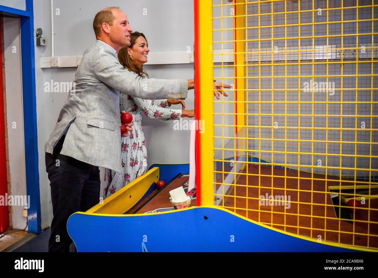 Il duca e la duchessa di Cambridge lanciano palline per abbattere le figure di un gioco arcade all'Island Leisure Amusement Arcade, dove Gavin e Stacey sono girati, durante la loro visita a Barry Island, nel Galles del Sud, per parlare con i proprietari di aziende locali dell'impatto del COVID-19 sul settore turistico. Foto Stock