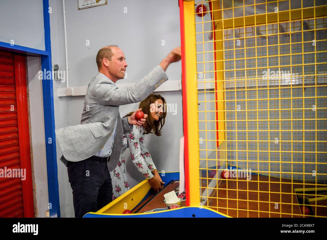 Il duca e la duchessa di Cambridge lanciano palline per abbattere le figure di un gioco arcade all'Island Leisure Amusement Arcade, dove Gavin e Stacey sono girati, durante la loro visita a Barry Island, nel Galles del Sud, per parlare con i proprietari di aziende locali dell'impatto del COVID-19 sul settore turistico. Foto Stock