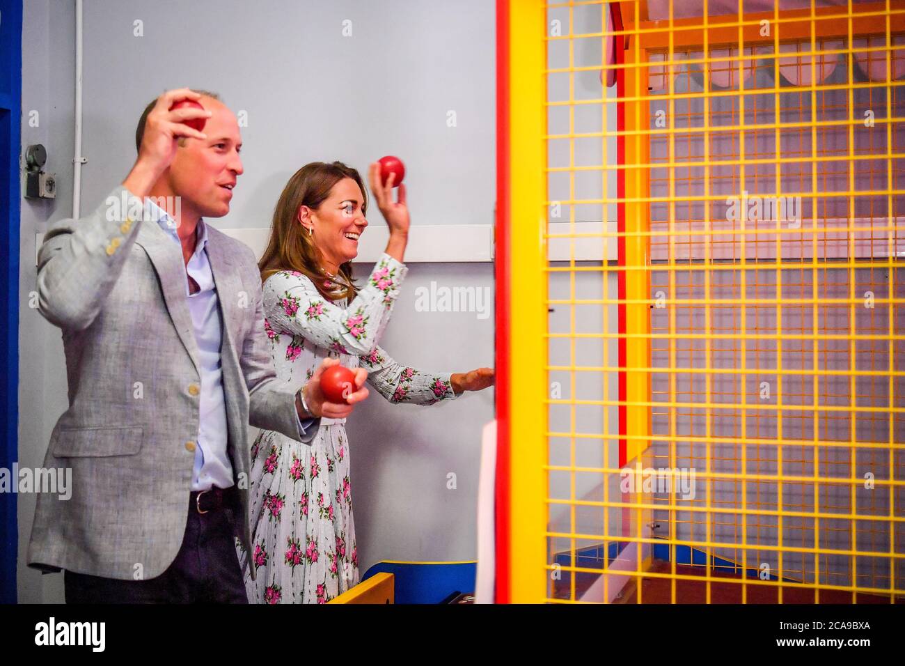 Il duca e la duchessa di Cambridge lanciano palline per abbattere le figure di un gioco arcade all'Island Leisure Amusement Arcade, dove Gavin e Stacey sono girati, durante la loro visita a Barry Island, nel Galles del Sud, per parlare con i proprietari di aziende locali dell'impatto del COVID-19 sul settore turistico. Foto Stock