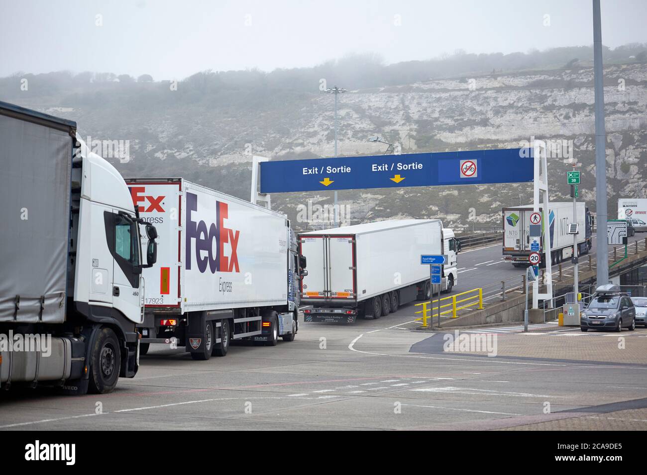 Camion e rimorchi FedEx Express e altri camion che arrivano dal porto di dover dall'Europa. Foto Stock
