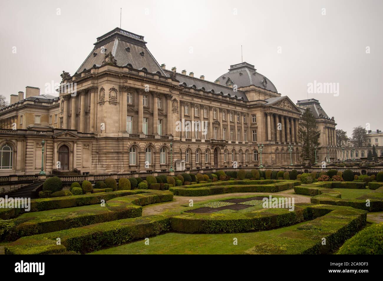 BRUXELLES, BELGIO - 30 DICEMBRE 2018: Palazzo reale di Bruxelles, periodo invernale torbido a Bruxelles, Belgio il 30 dicembre 2018. Foto Stock