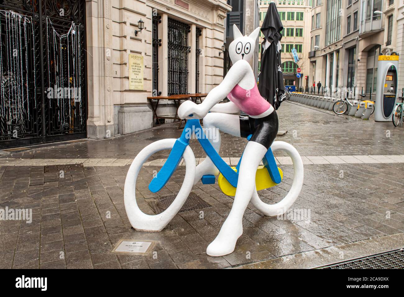 BRUXELLES, BELGIO - 1 GENNAIO 2019: Il gatto su una scultura in bicicletta vicino alla Galerie de la Reine a Bruxelles il 1 gennaio 2019. Foto Stock