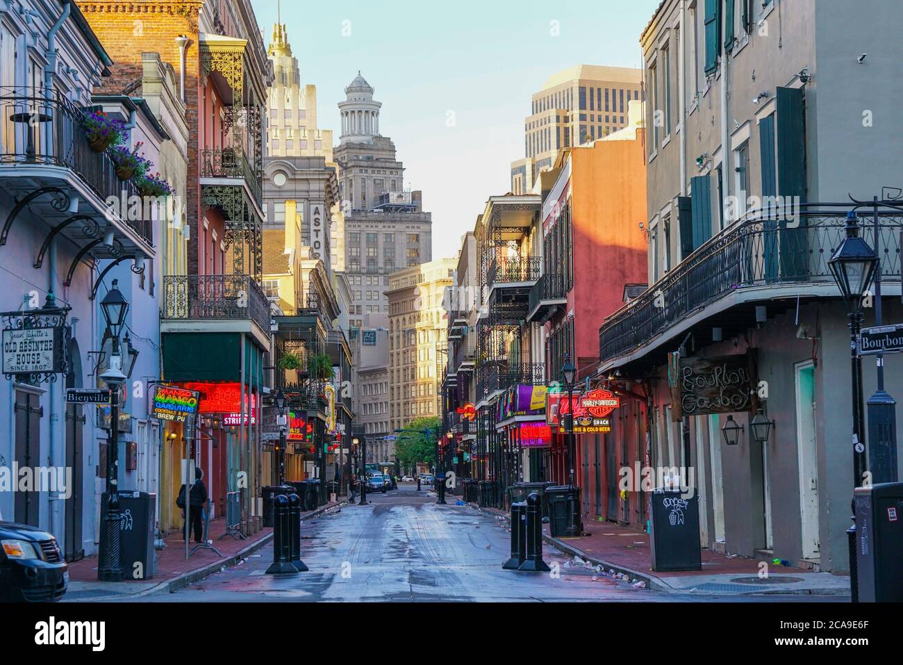 New Orleans - 04/15/2018 : la famosa strada di Bourbon si è ripulita dopo la vita notturna Foto Stock
