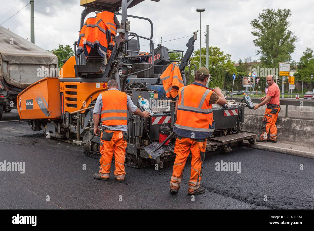 Lavori stradali, applicazione di nuovo asfalto su autostrada tedesca Foto Stock