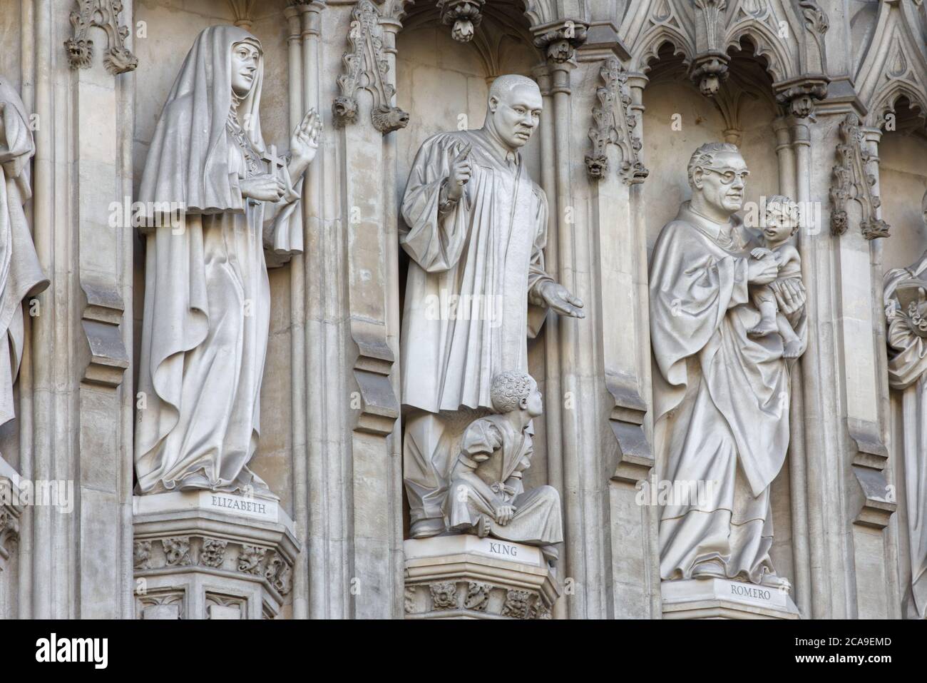 La granduchessa Elisabetta di Russia, Martin Luther King, Oscar Romero, martiri del XX secolo sulla facciata sopra la porta Grande Ovest dell'Abbazia di Westminster Foto Stock