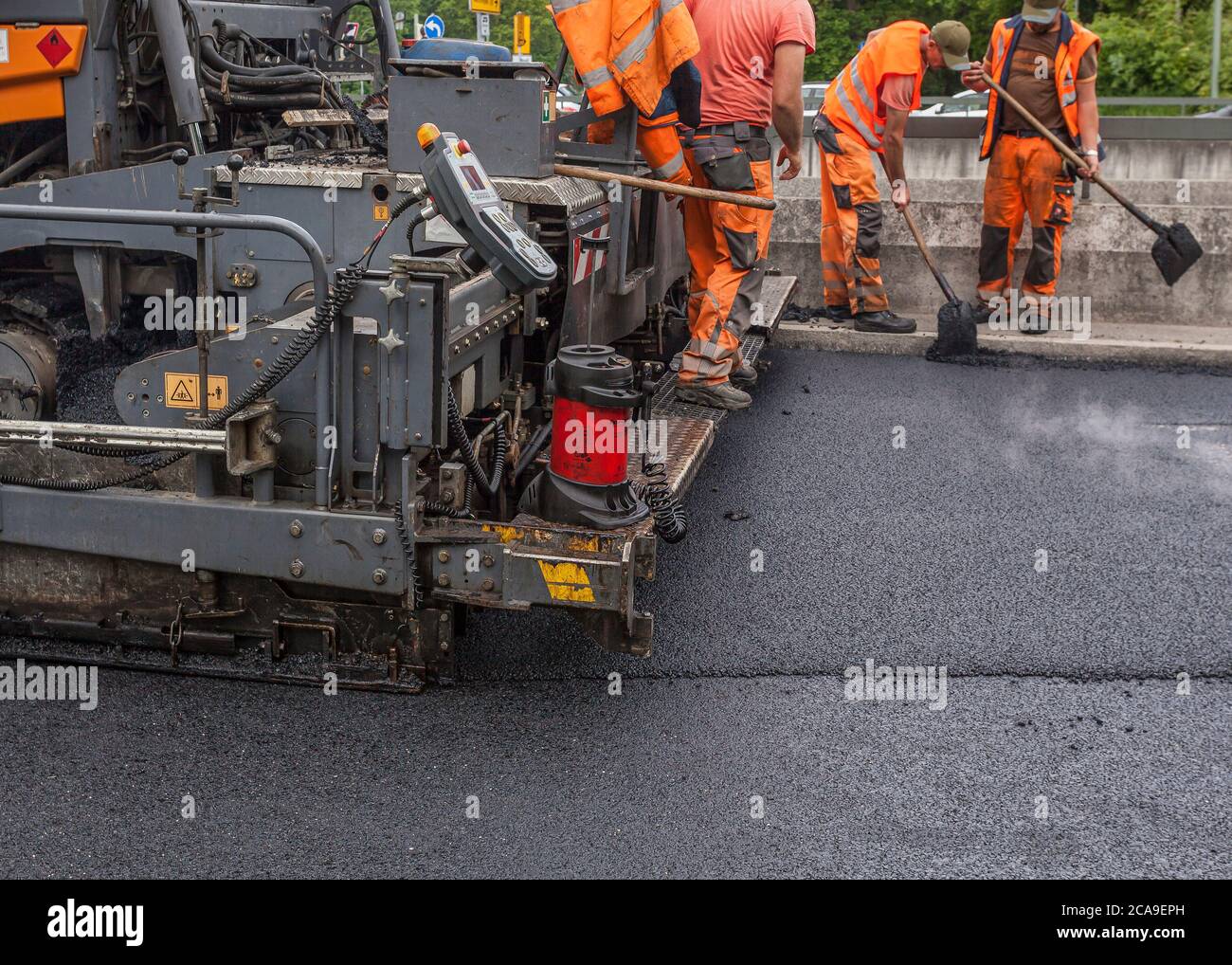 Lavori stradali, applicazione di nuovo asfalto su autostrada tedesca Foto Stock