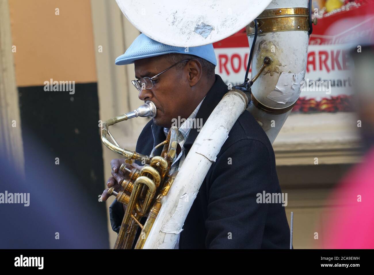 New Orleans - 04/15/2018 : uomo jazz di strada che suona la tuba in Bourbon Street Foto Stock
