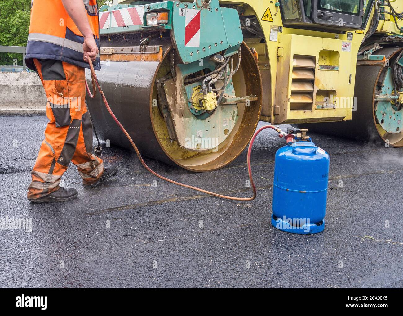 Lavori stradali, applicazione di nuovo asfalto su autostrada tedesca Foto Stock