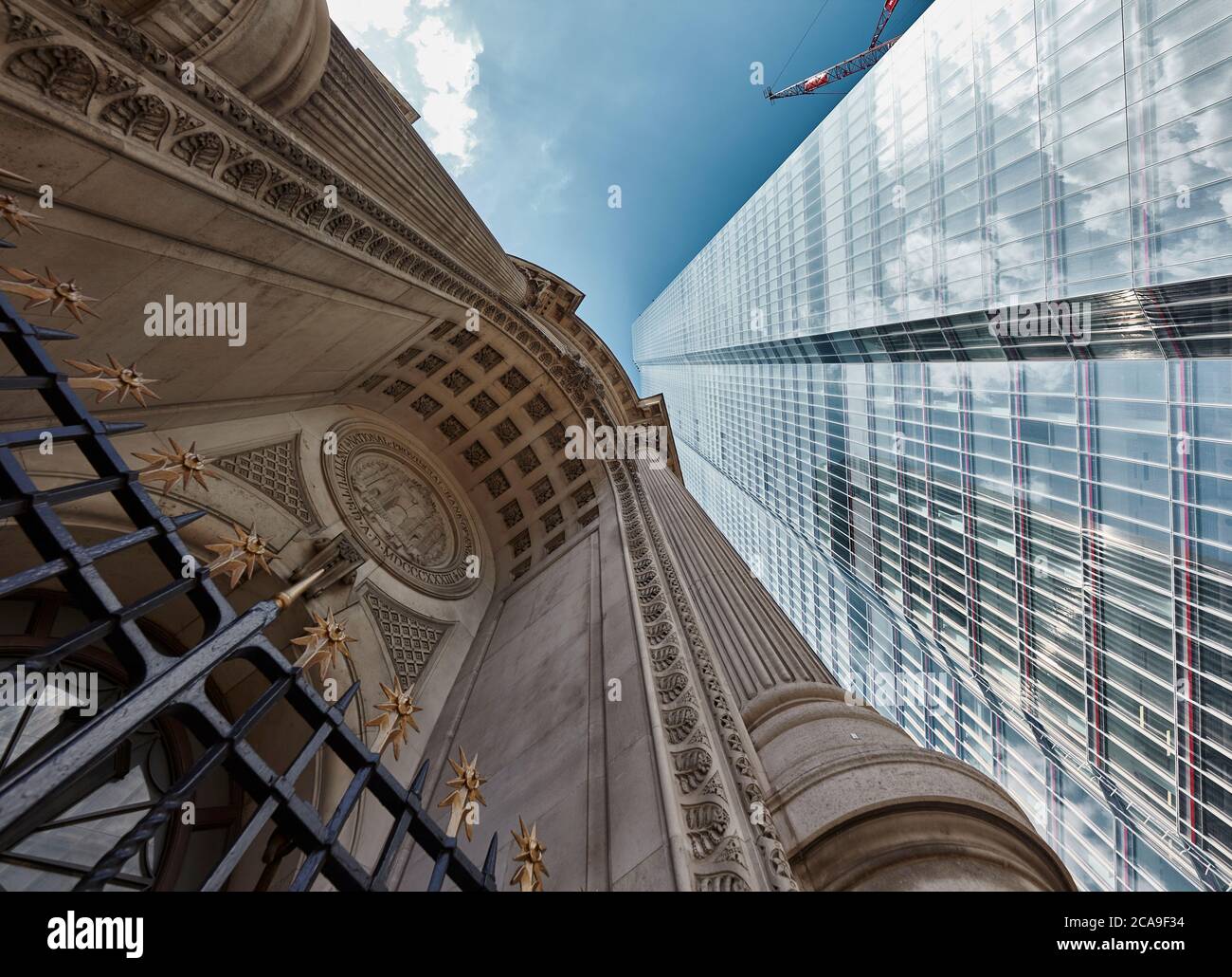Ventidue grattacieli di Bishopsgate in contrasto con la storica Gibson Hall, Londra, Regno Unito. Foto Stock Ventidue grattacieli di Bishopsgate in contrasto con la storica Gibson Hall, Londra, Regno Unito. Foto Stock