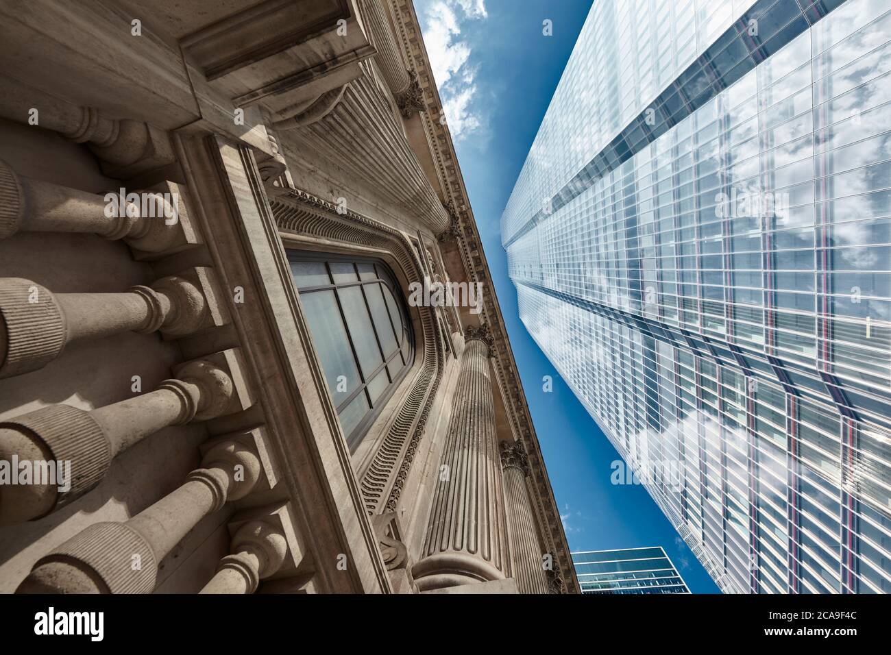 Ventidue grattacieli di Bishopsgate in contrasto con la storica Gibson Hall, Londra, Regno Unito. Foto Stock Ventidue grattacieli di Bishopsgate in contrasto con la storica Gibson Hall, Londra, Regno Unito. Foto Stock