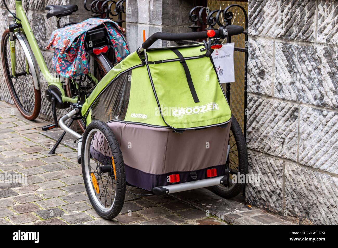 BRUXELLES, BELGIO - 3 GENNAIO 2019: Bicicletta con rimorchio per bambini, parcheggiata nel quartiere Etterbeek a Bruxelles il 3 gennaio 2019. Foto Stock