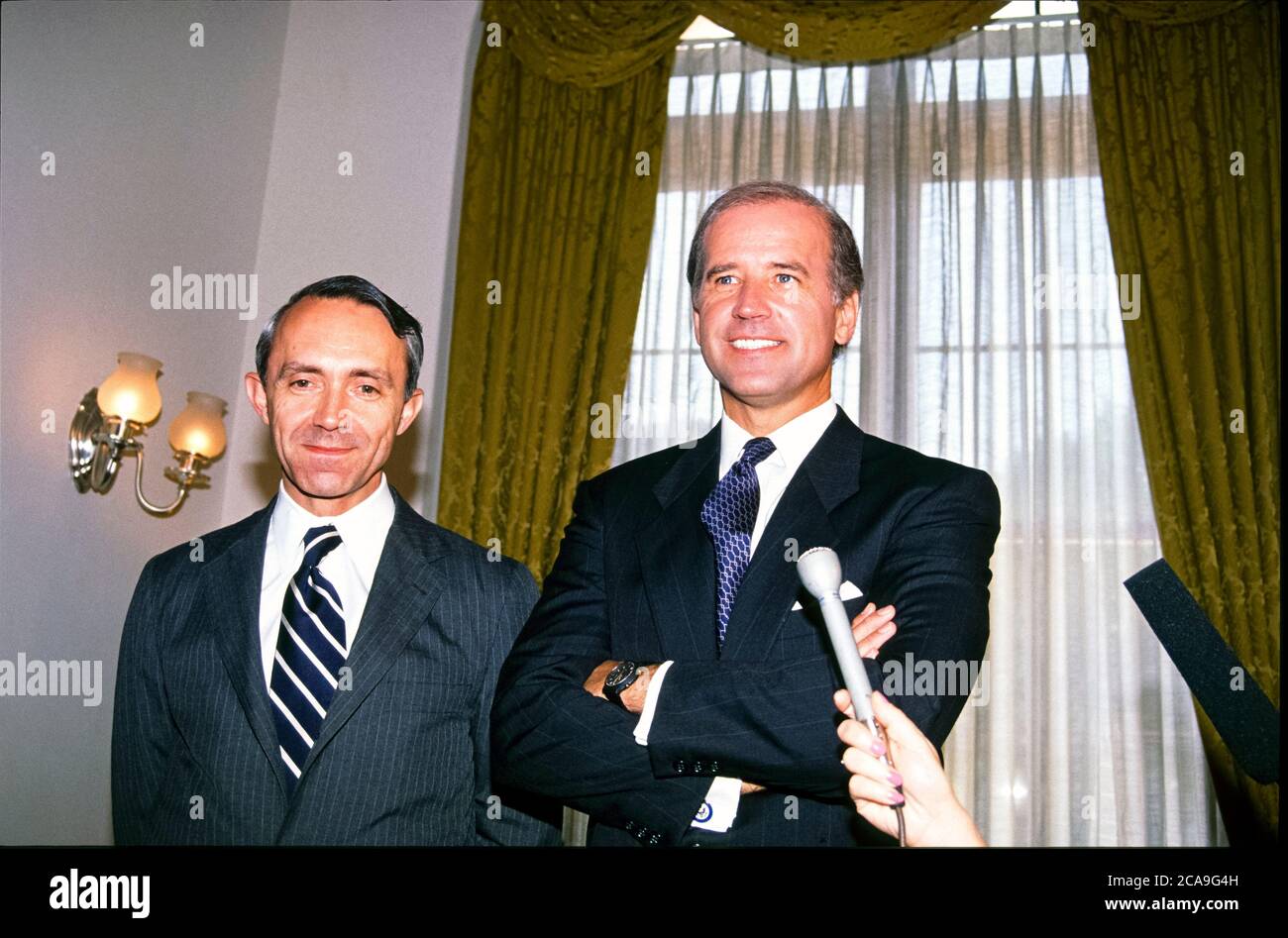 Il senatore degli Stati Uniti Joseph Biden (democratico del Delaware) incontra il giudice David Hackett Souter, presidente degli Stati Uniti George H.W. Il candidato di Bush ad essere Giustizia associata della Corte Suprema, sostituendo William J. Brennan Jr., che si è ritirato, su Capitol Hill a Washington, DC il 26 luglio 1990.Credit: Arnie Sachs/CNP | utilizzo in tutto il mondo Foto Stock