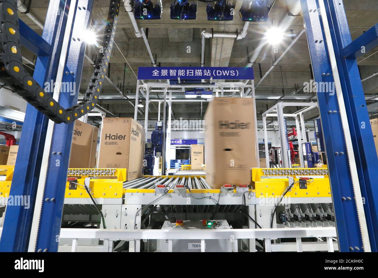Qingdao. 5 agosto 2020. La foto scattata il 5 agosto 2020 mostra le merci in fase di scansione in un magazzino intelligente di un parco dell'industria logistica a Qingdao, la provincia di Shandong della Cina orientale. Il magazzino intelligente, dotato di robot, automazione e tecnologie abilitate all'intelligenza artificiale (ai), è stato messo in servizio quest'estate. Credit: Liang Xiaopeng/Xinhua/Alamy Live News Foto Stock