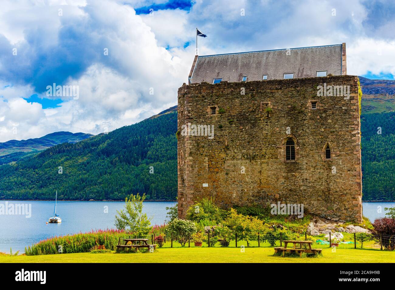 Castello di Carrick, casa torre del XIV secolo, Loch Goil , Cowal Peninsula, Argyll e Bute, Scozia Foto Stock