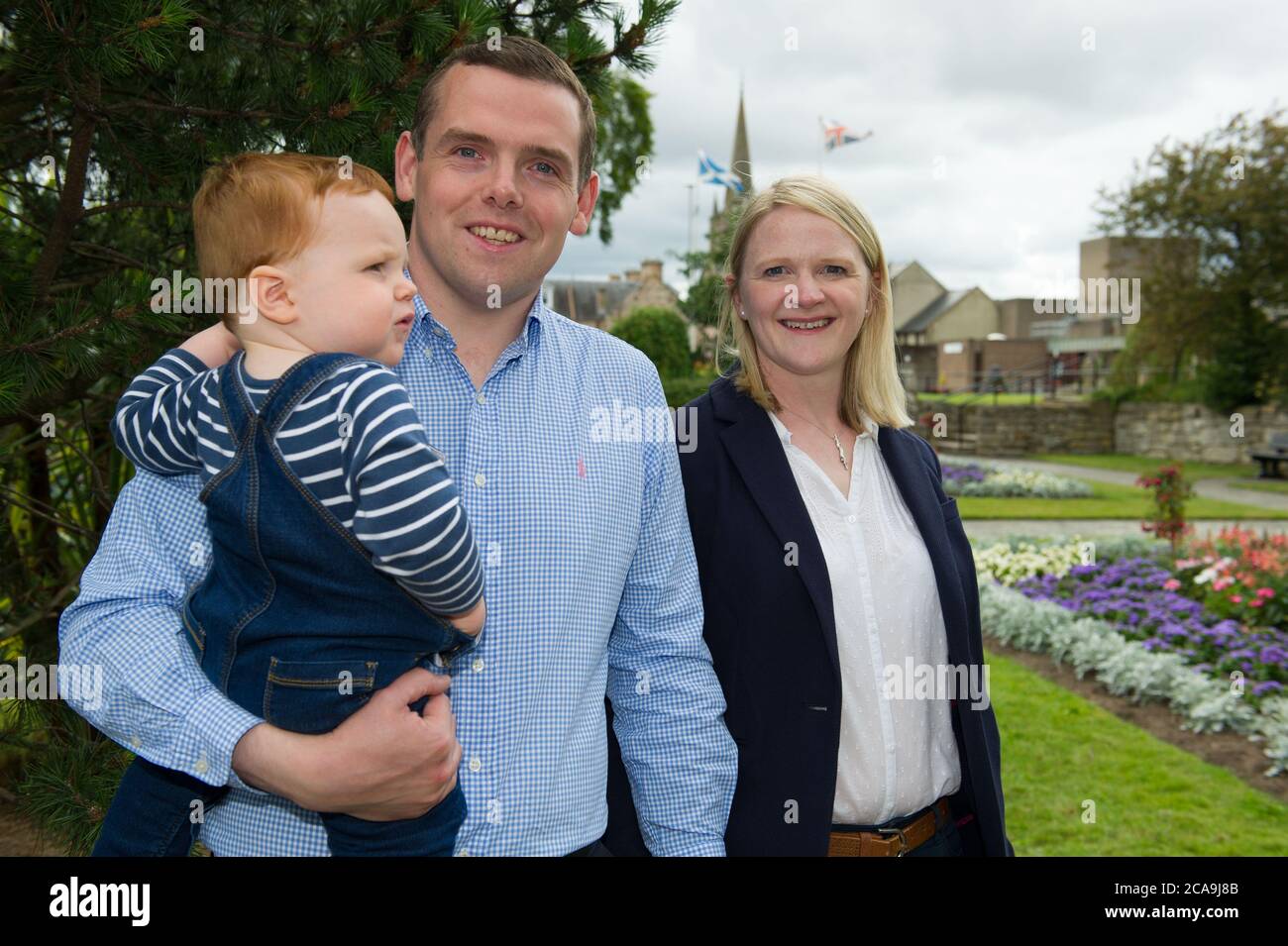 Forres, Scozia, Regno Unito. 5 agosto 2020. Nella foto: (L-R) Alaistair Ross; Douglas Ross MP; Krystle Ross Douglas Ross MP è il nuovo leader del Partito conservatore e unionista scozzese, dopo che l'ex leader, Jackson Carlaw MSP è calato la scorsa settimana il giovedì pomeriggio, 30 luglio 2020. Credit: Colin Fisher/Alamy Live News Foto Stock