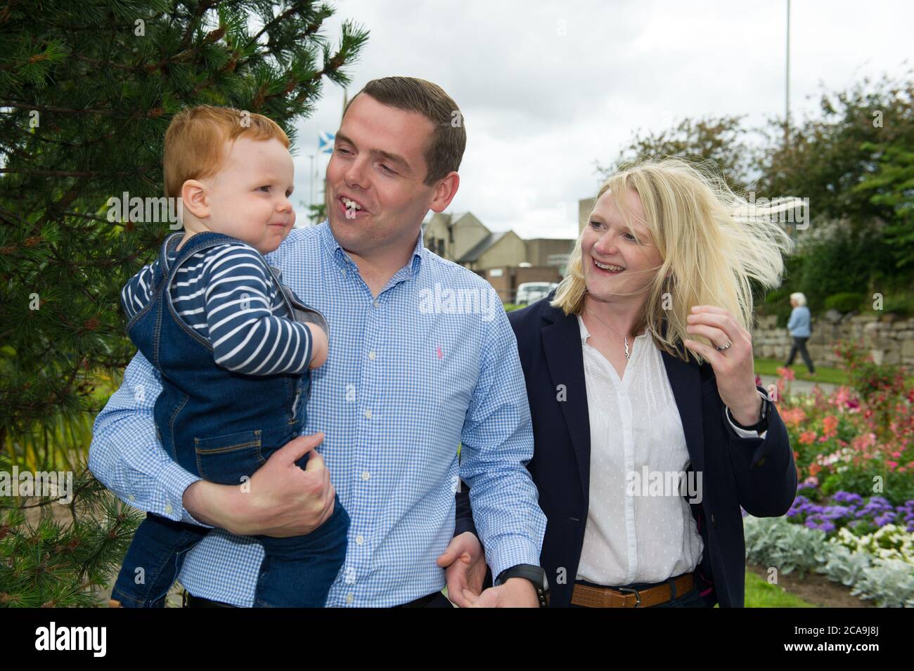 Forres, Scozia, Regno Unito. 5 agosto 2020. Nella foto: (L-R) Alaistair Ross; Douglas Ross MP; Krystle Ross Douglas Ross MP è il nuovo leader del Partito conservatore e unionista scozzese, dopo che l'ex leader, Jackson Carlaw MSP è calato la scorsa settimana il giovedì pomeriggio, 30 luglio 2020. Credit: Colin Fisher/Alamy Live News Foto Stock