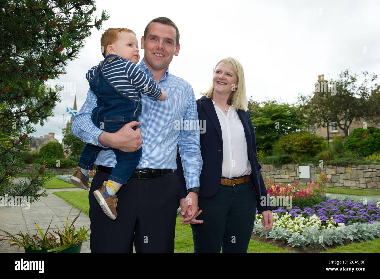 Forres, Scozia, Regno Unito. 5 agosto 2020. Nella foto: (L-R) Alaistair Ross; Douglas Ross MP; Krystle Ross Douglas Ross MP è il nuovo leader del Partito conservatore e unionista scozzese, dopo che l'ex leader, Jackson Carlaw MSP è calato la scorsa settimana il giovedì pomeriggio, 30 luglio 2020. Credit: Colin Fisher/Alamy Live News Foto Stock