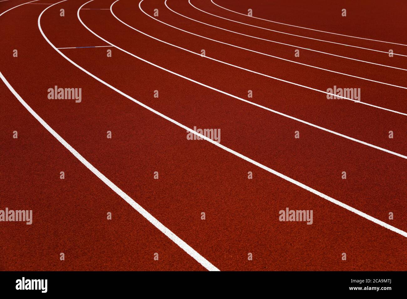 Primo piano delle piste da running dello stadio rosso Foto Stock