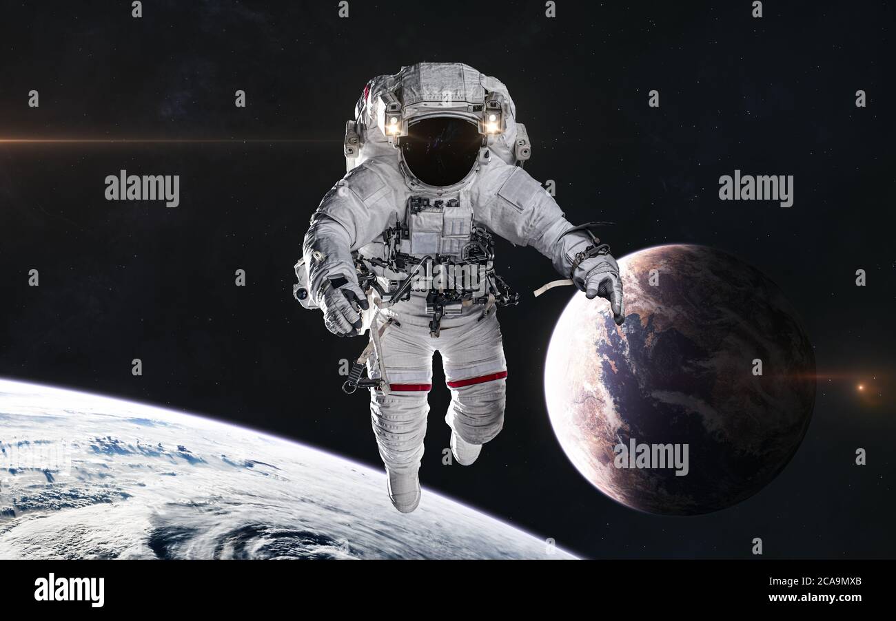 Astronauta nello spazio. Pianeti nello spazio profondo Foto Stock