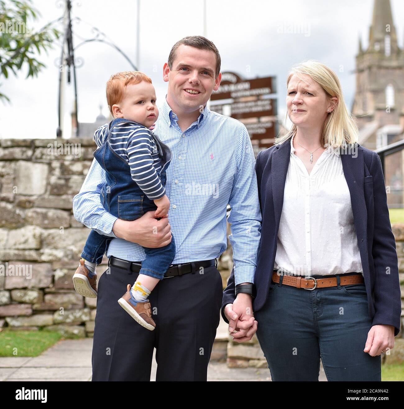 Forres, Scozia, Regno Unito. 05 agosto 2020. FORRES, SCOZIA, UK MP per Moray Douglas Ross viene presentato come il nuovo leader dei conservatori scozzesi. Ha preso il ruolo meno di una settimana dopo le dimissioni di Jackson Carlaw. Nella foto: Douglas Ross con la moglie Krystal e il figlio Alistair. Credit: Dave Johnston/Alamy Live News Foto Stock