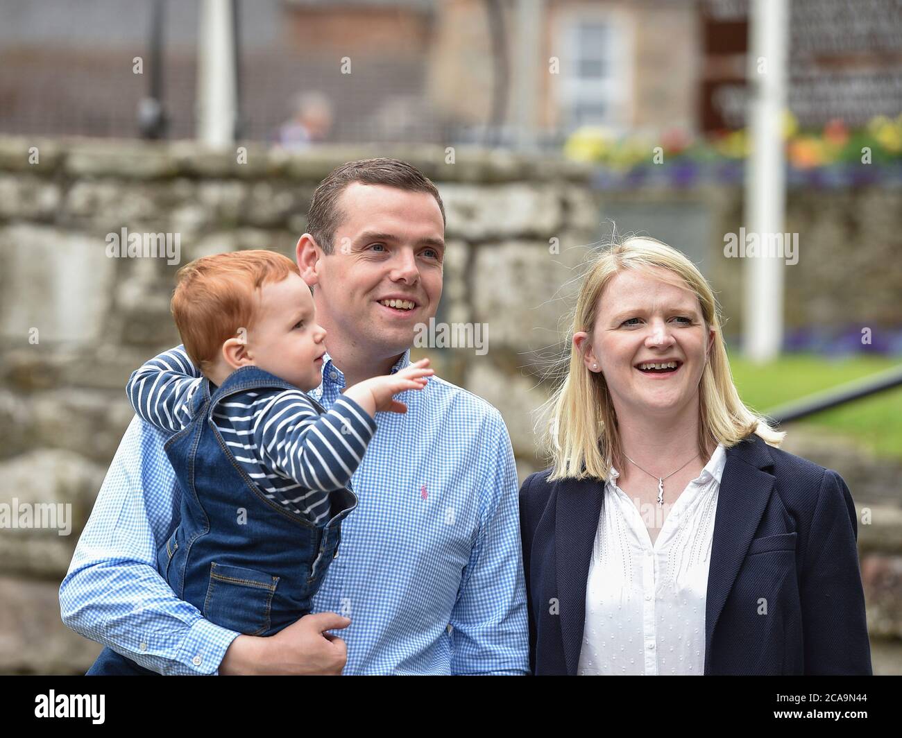 Forres, Scozia, Regno Unito. 05 agosto 2020. FORRES, SCOZIA, UK MP per Moray Douglas Ross viene presentato come il nuovo leader dei conservatori scozzesi. Ha preso il ruolo meno di una settimana dopo le dimissioni di Jackson Carlaw. Nella foto: Douglas Ross con la moglie Krystal e il figlio Alistair. Credit: Dave Johnston/Alamy Live News Foto Stock